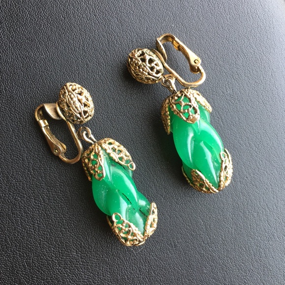 *HOST PICK* Beautiful vintage green glass unique shape dangling earrings - Picture 2 of 7